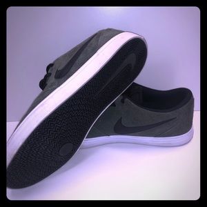 Nike Men’s Dark Green Shoes Size 11.5